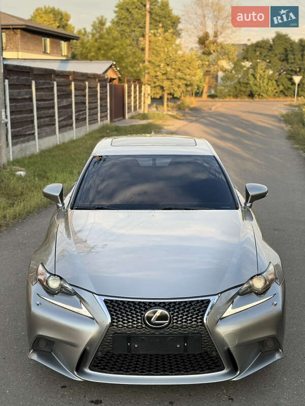 Седан Lexus IS 2015 в 
