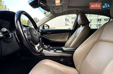Седан Lexus IS 2017 в 