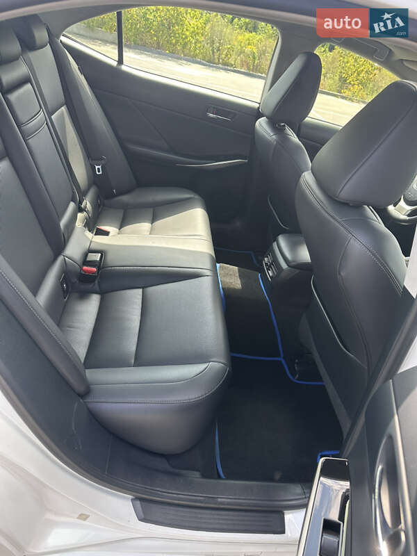 Седан Lexus IS 2015 в Києві