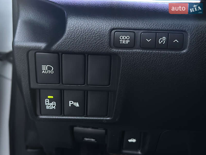 Седан Lexus IS 2016 в Киеве фото 30 Седан Lexus IS 2016 в Киеве