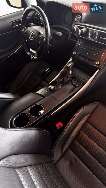 Седан Lexus IS 2015 в Ізмаїлі