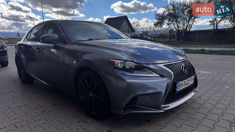 Седан Lexus IS 2015 в Ізмаїлі