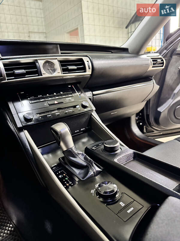 Седан Lexus IS 2013 в Никополе