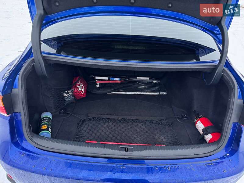 Седан Lexus IS 2017 в Киеве