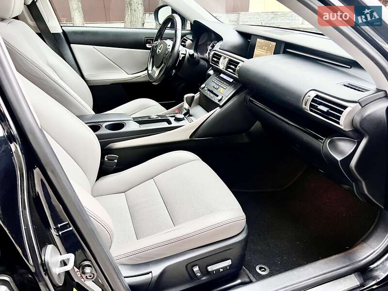 Седан Lexus IS 2015 в Днепре