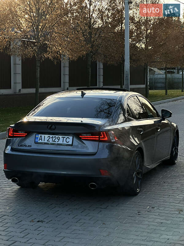 Седан Lexus IS 2013 в Буче