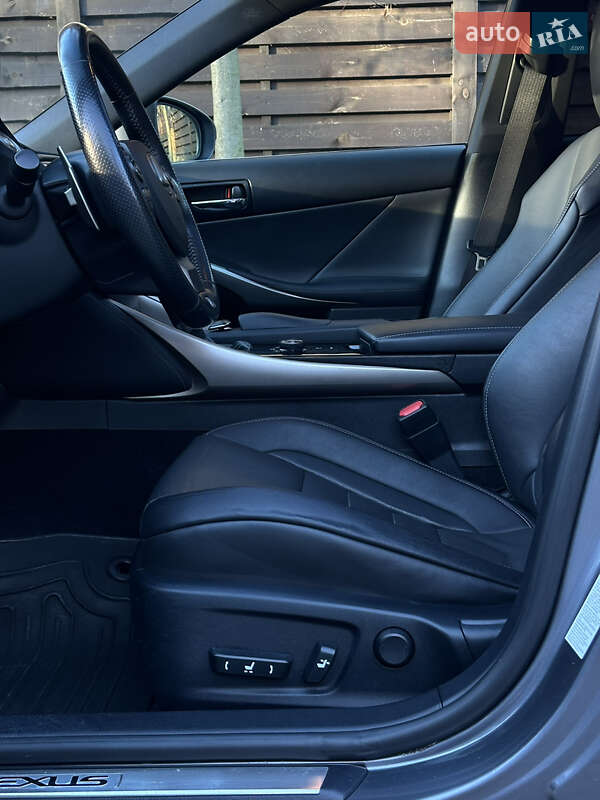 Седан Lexus IS 2013 в Буче