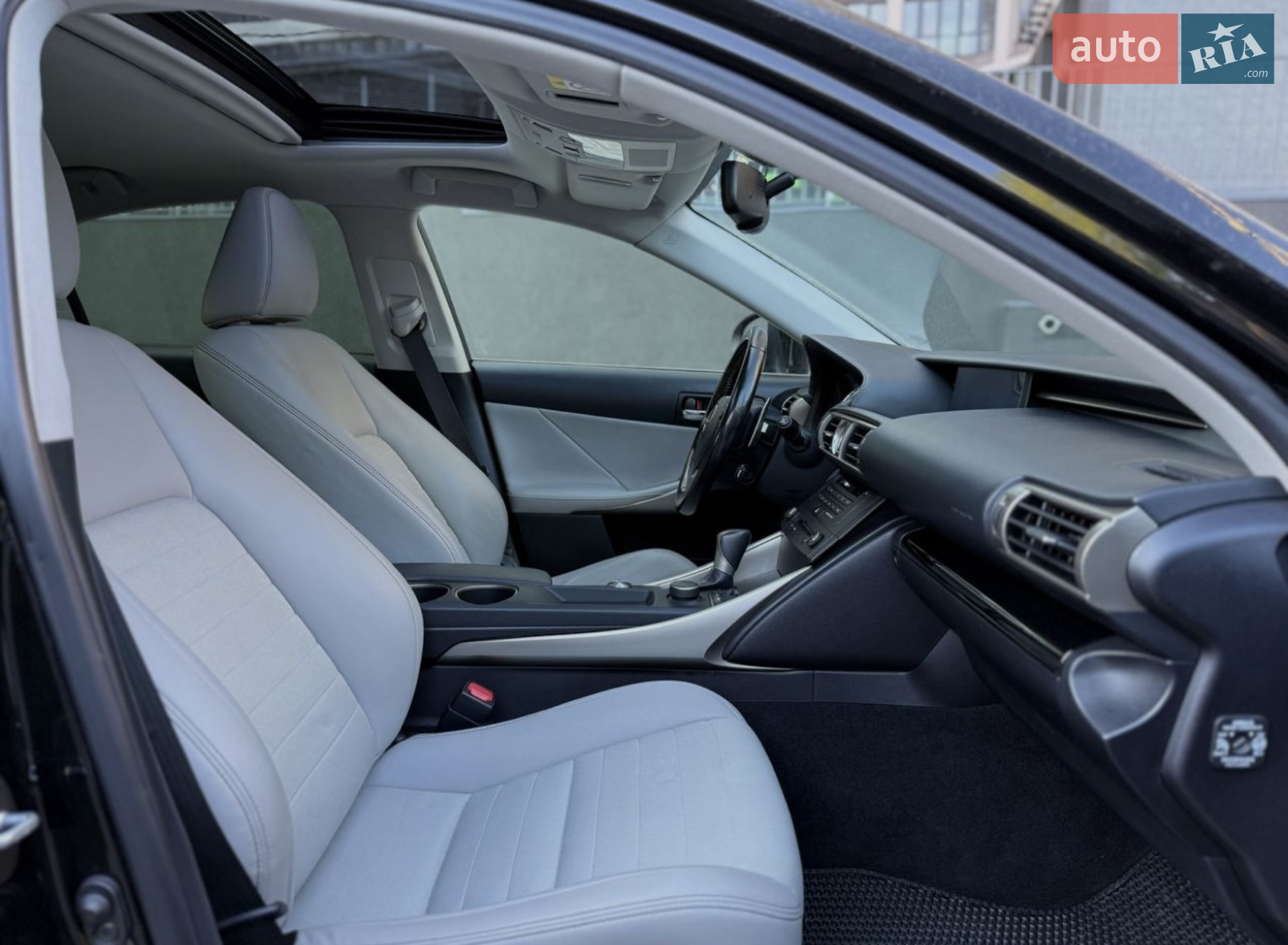 2016 Lexus IS - мініатюра 12