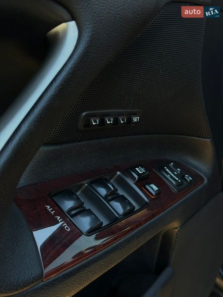 Седан Lexus IS 2005 в Визирці