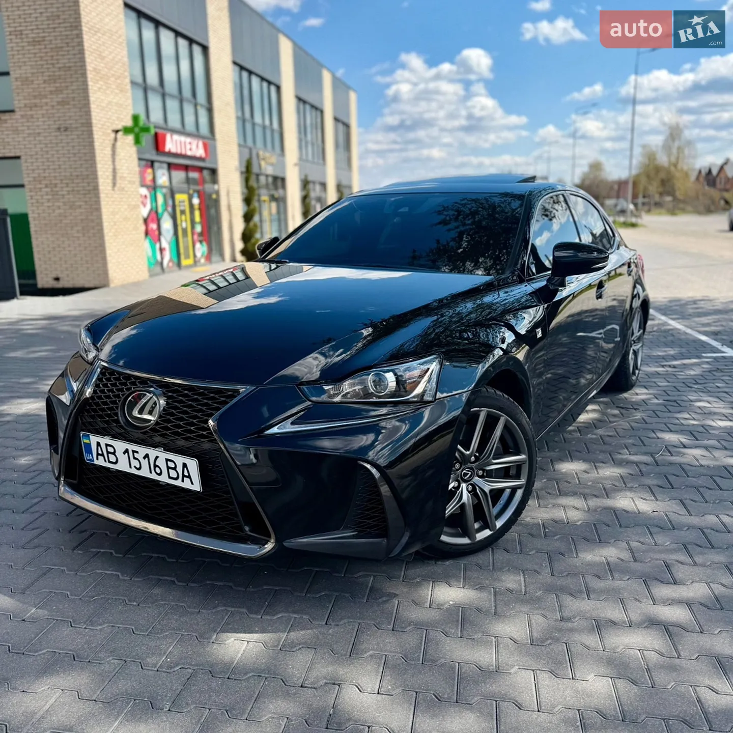 2017 Lexus IS - мініатюра 3