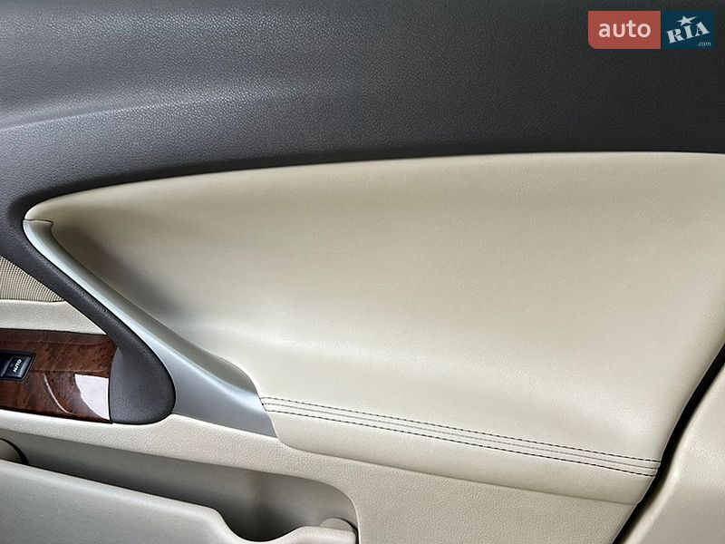 Седан Lexus IS 2012 в Львове