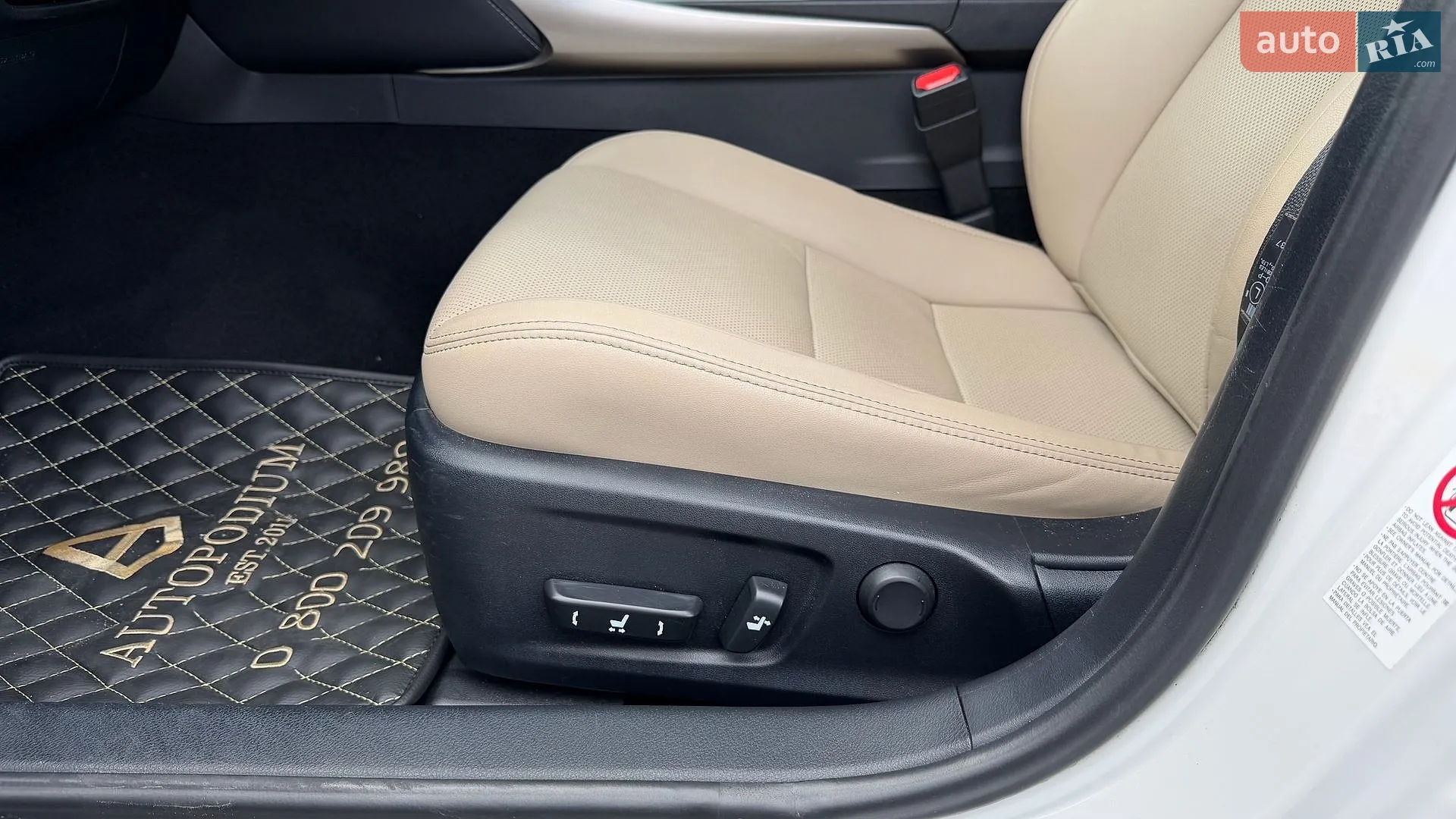 2018 Lexus IS - мініатюра 19