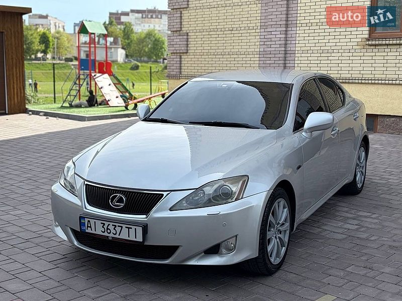 Седан Lexus IS 2005 в Бучаче