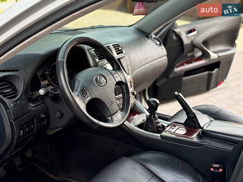 Седан Lexus IS 2005 в Бучаче