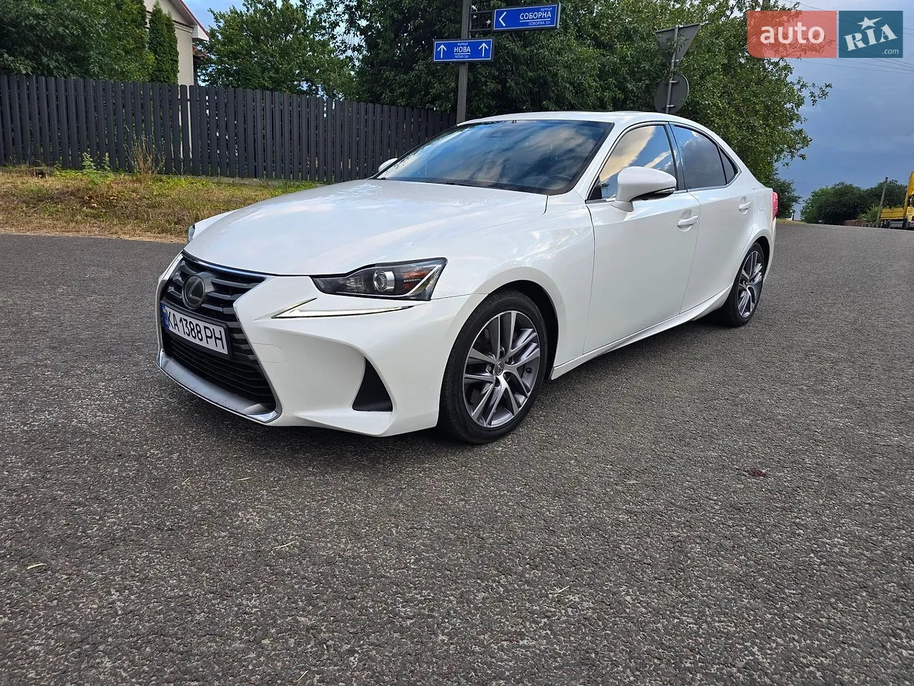 2017 Lexus IS - мініатюра 3