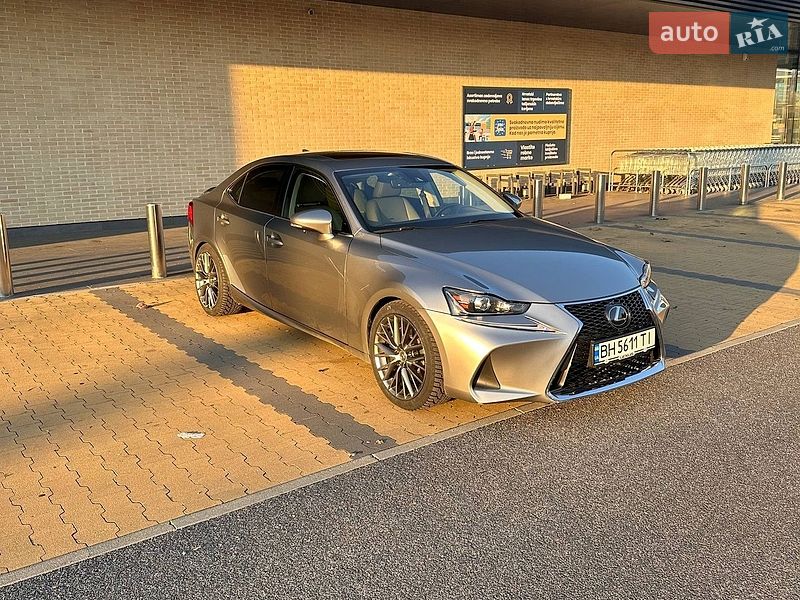 Lexus IS, фото з оголошення