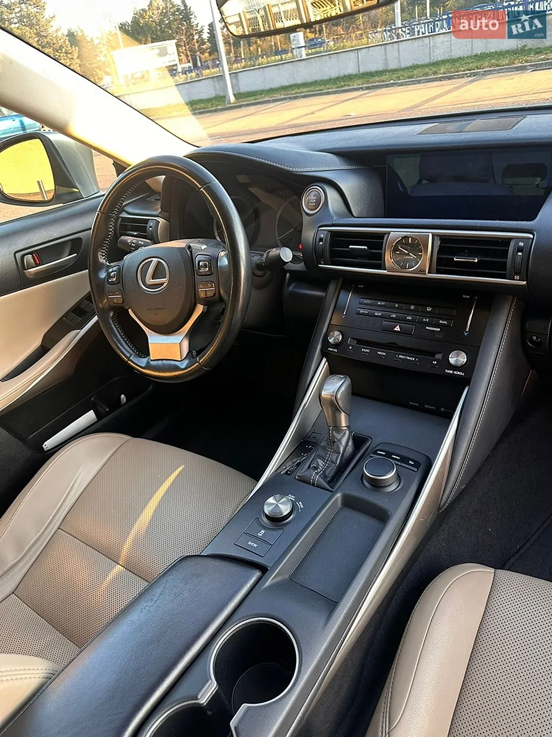 2017 Lexus IS - мініатюра 8