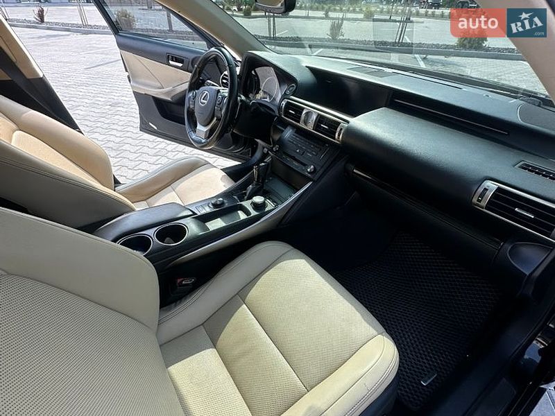 Седан Lexus IS 2015 в Ужгороде