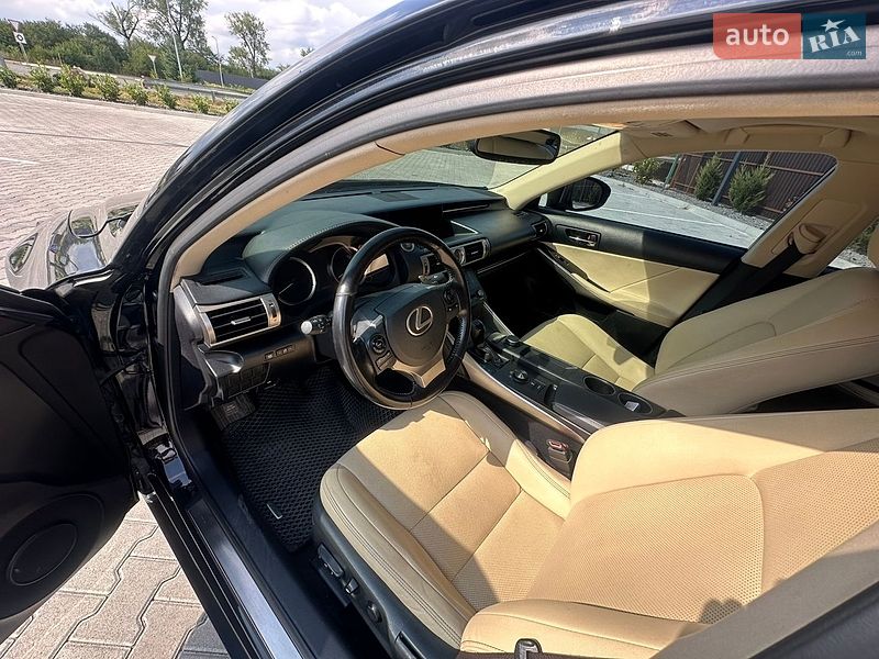 Седан Lexus IS 2015 в Ужгороде