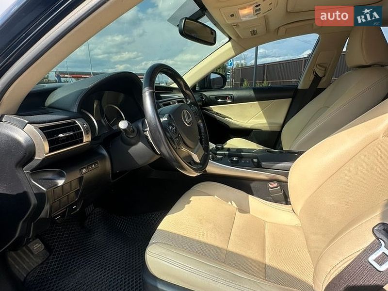 Седан Lexus IS 2015 в Ужгороде