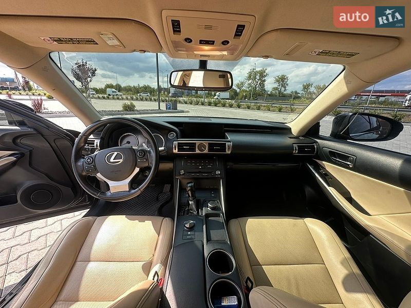 Седан Lexus IS 2015 в Ужгороде