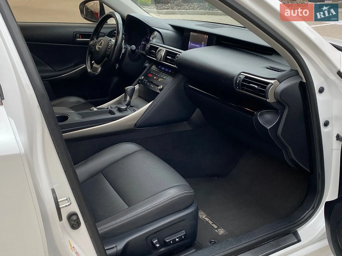2017 Lexus IS - мініатюра 18
