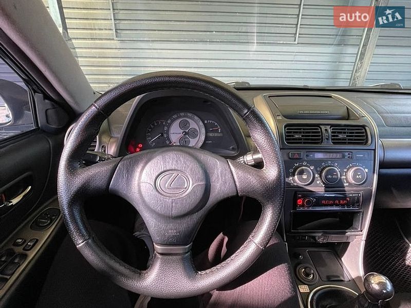 Седан Lexus IS 2000 в Миргороді