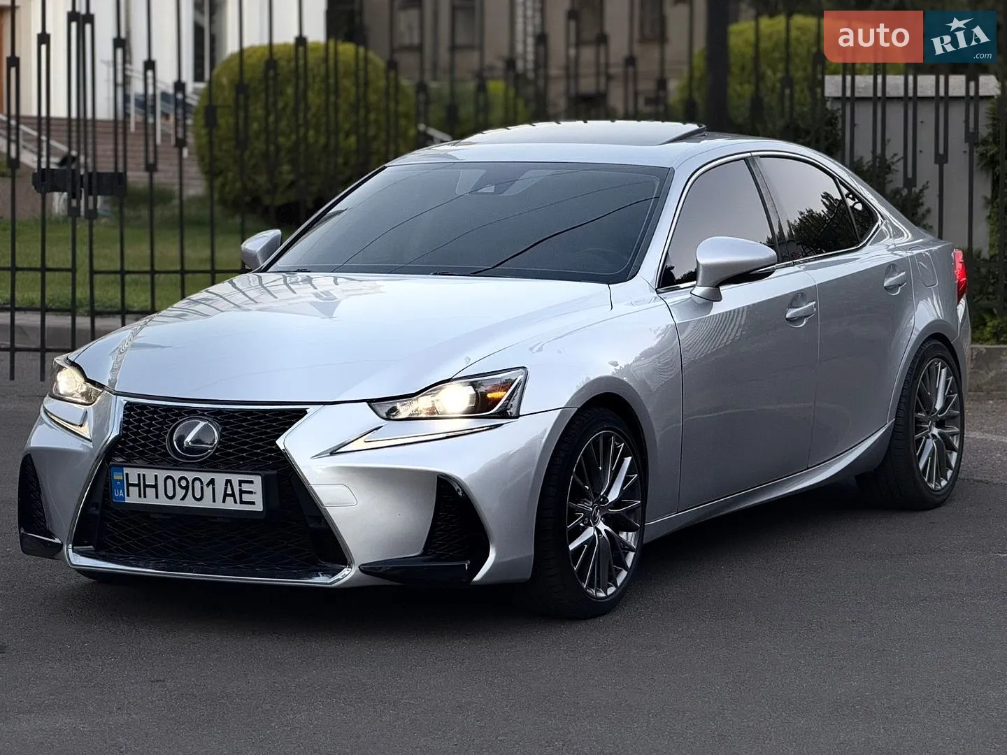 2017 Lexus IS - мініатюра 4