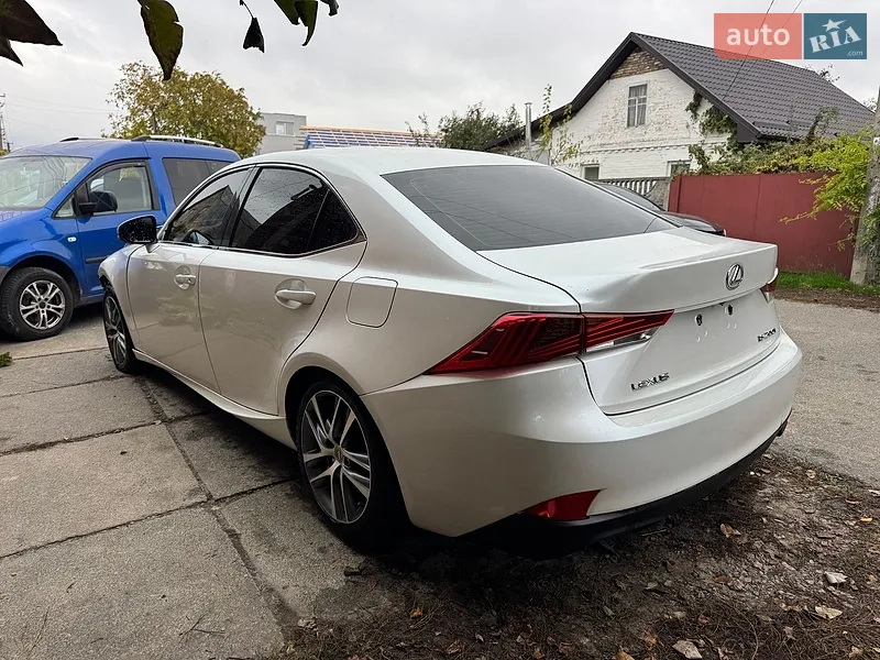Lexus IS
