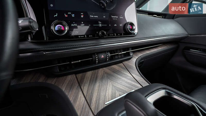 Мінівен Lexus LM 2024 в Львові