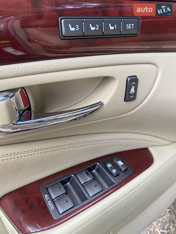 Седан Lexus LS 2007 в Косове