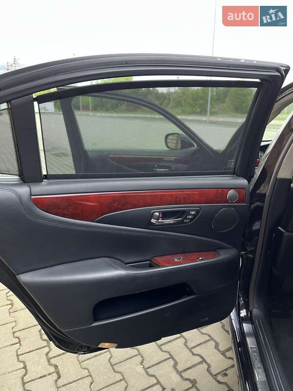 Седан Lexus LS 2007 в Нововолынске