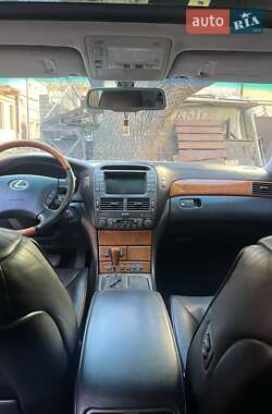 Седан Lexus LS 2000 в 