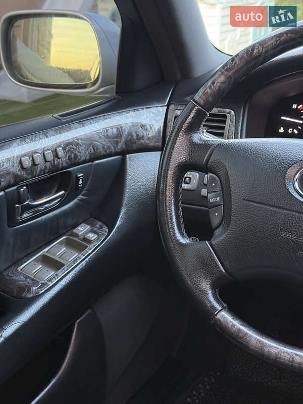 Седан Lexus LS 2004 в Вараше