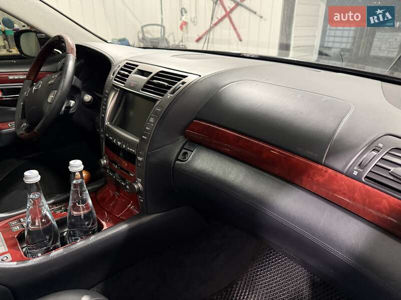 Седан Lexus LS 2008 в Кременчуці