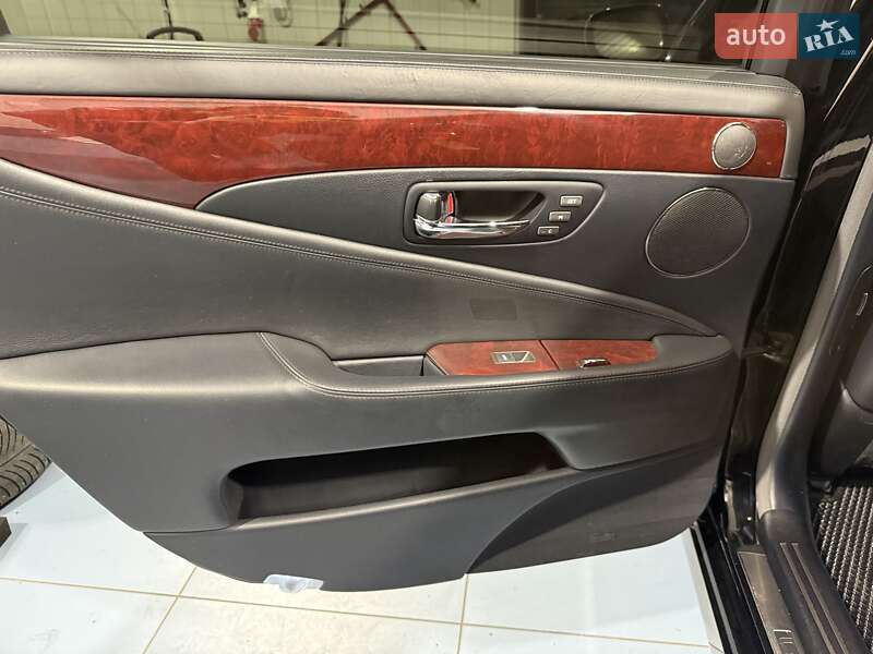 Седан Lexus LS 2008 в Кременчуці