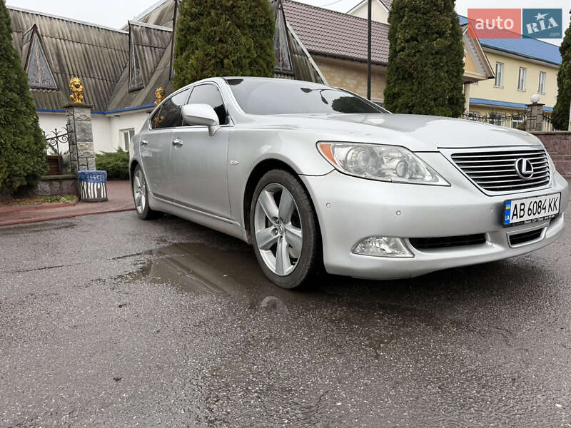 Седан Lexus LS 2007 в Вороновице