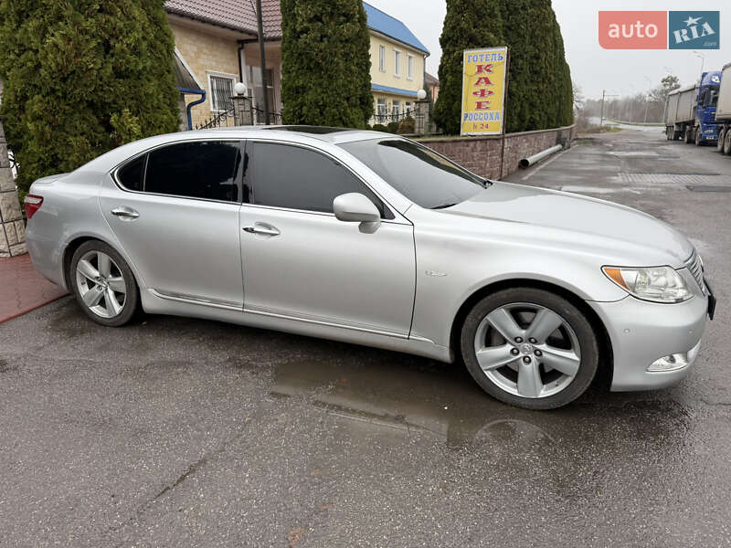 Седан Lexus LS 2007 в Вороновице