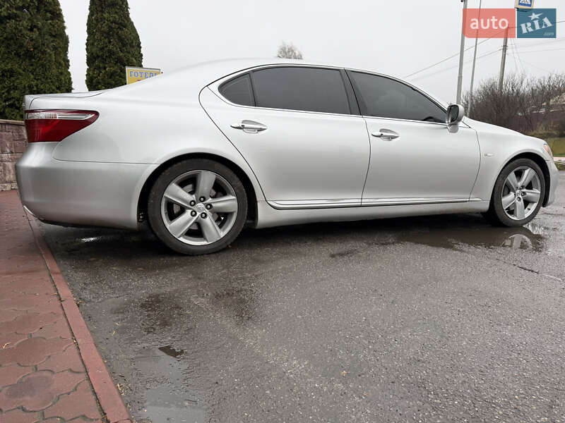 Седан Lexus LS 2007 в Вороновице