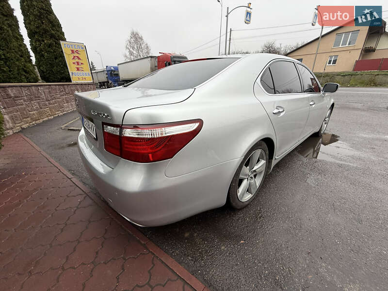 Седан Lexus LS 2007 в Вороновице