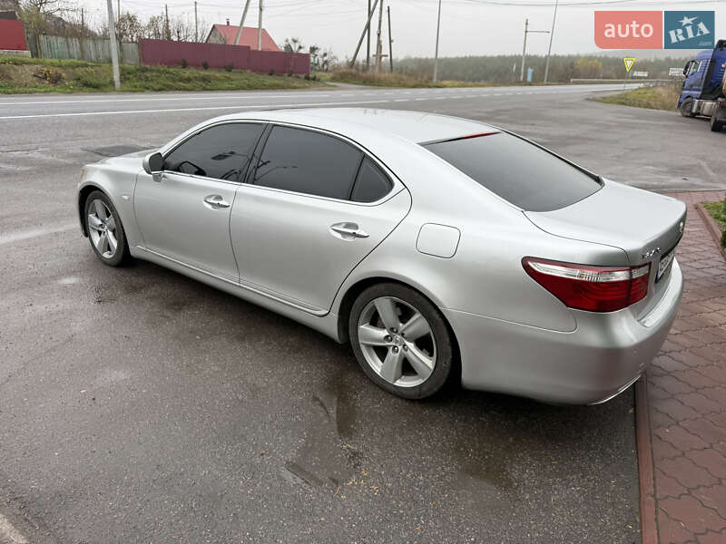 Седан Lexus LS 2007 в Вороновице