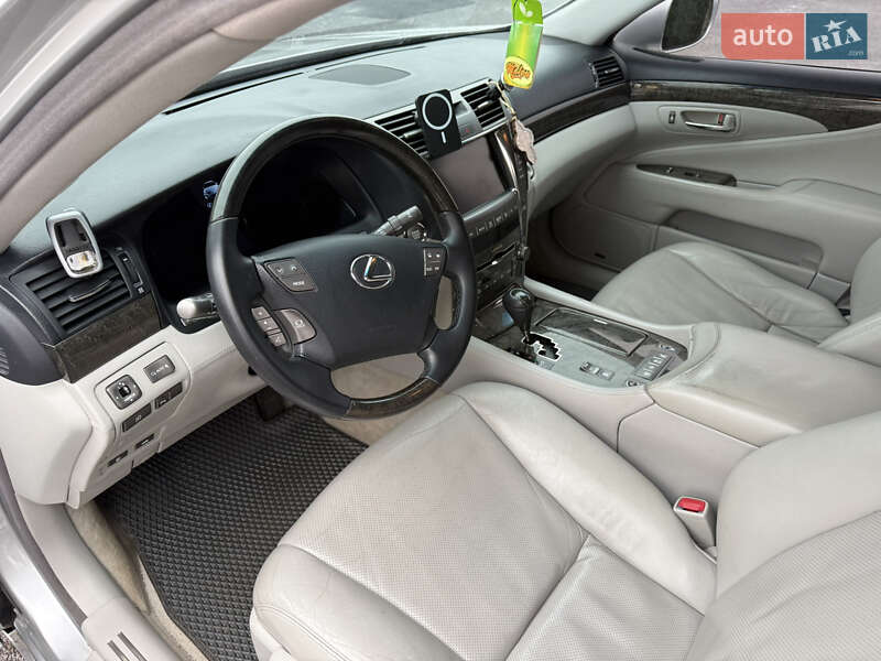 Седан Lexus LS 2007 в Вороновице