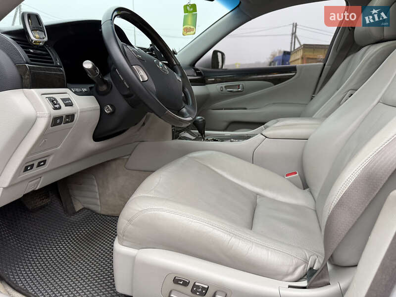Седан Lexus LS 2007 в Вороновице
