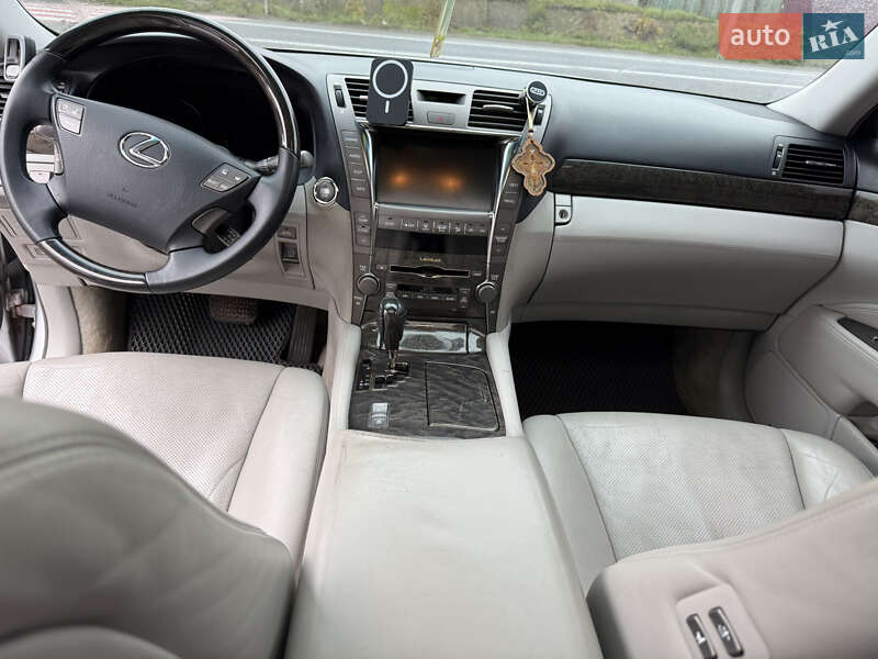 Седан Lexus LS 2007 в Вороновице