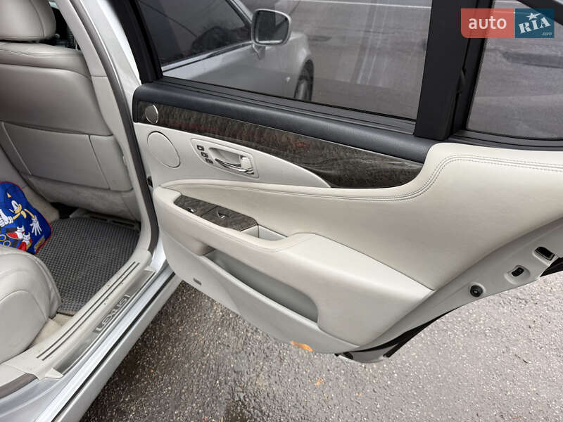 Седан Lexus LS 2007 в Вороновице