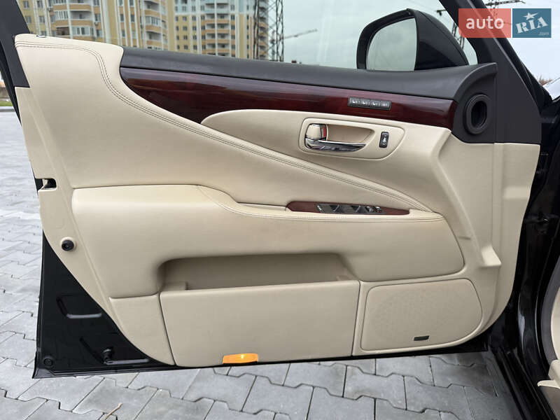 Седан Lexus LS 2011 в Ірпені