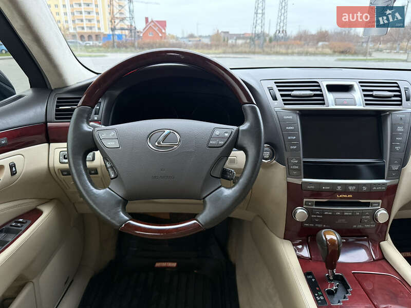 Седан Lexus LS 2011 в Ірпені