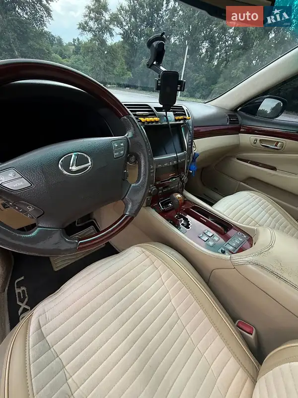 Lexus LS