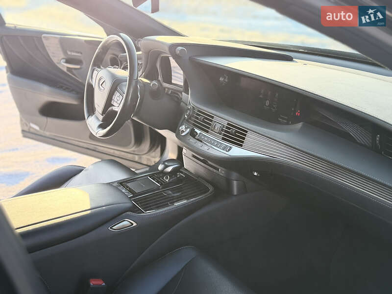 Седан Lexus LS 2018 в Стоянці