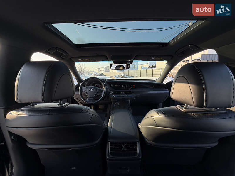 Седан Lexus LS 2018 в Стоянці